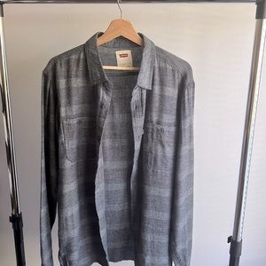 Levi’s Long-sleeve 100% button down shirt. Great condition. Size L.